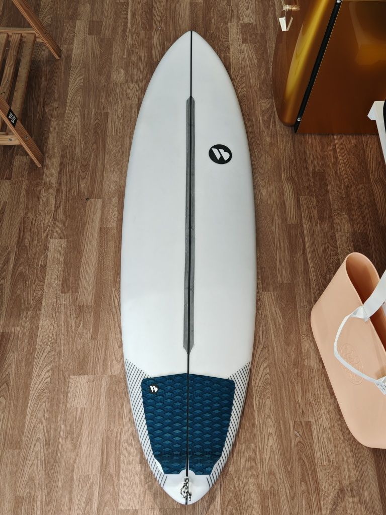 Prancha de Surf Waveborn The Molotov 6'6 + Quilhas + Deck | 350€