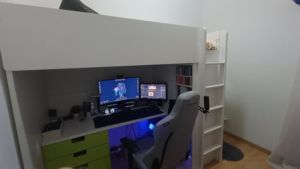 Camas com roupeiro e secretária em bom estado