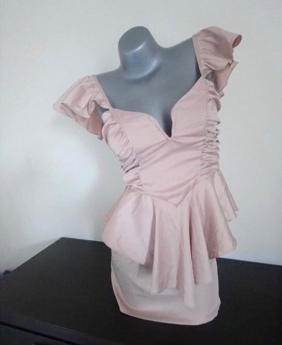Elegancka sukienka nude pudrowy roz dekolt ramion baskinka 36 s