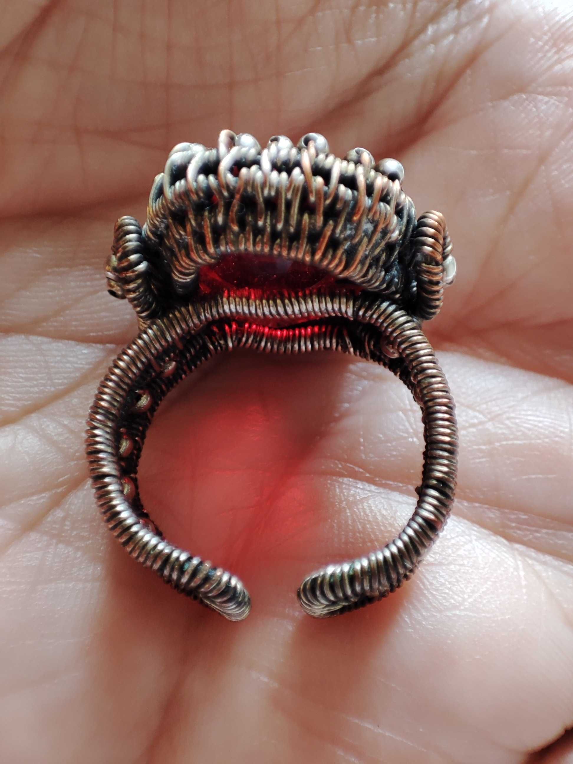 Unikalny srebrny pierścień z bordowym oczkiem. Metoda wire wrapping