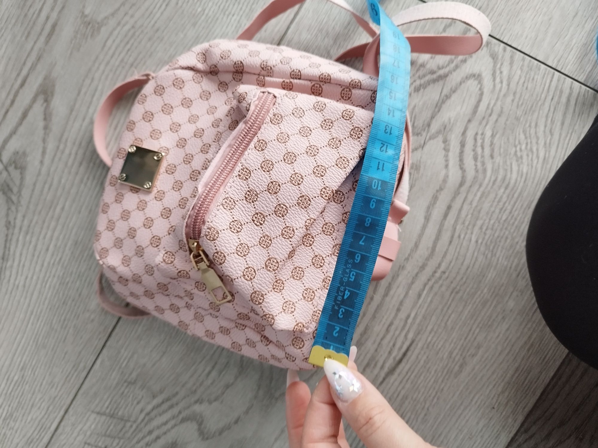 Mały nowy różowy plecak zamiast torebki