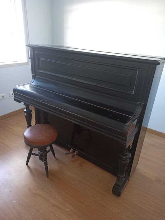 Piano antigo marca Gaveau + banco incluido
