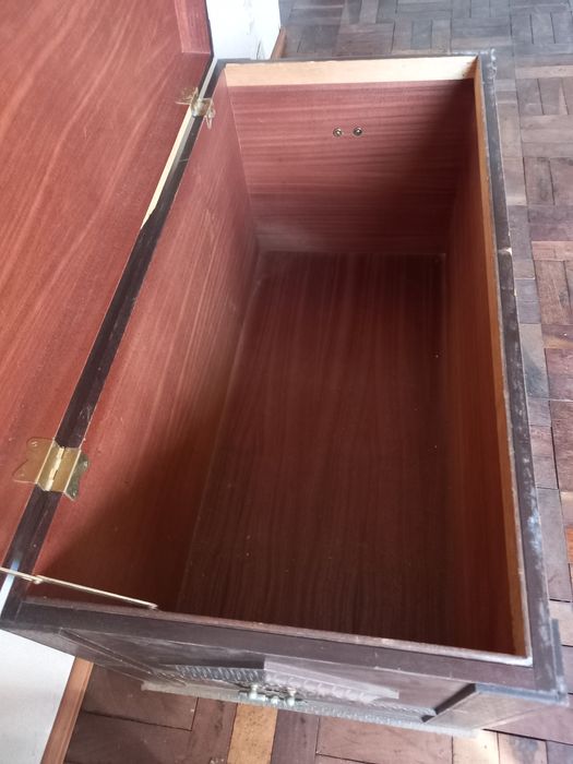 Arca em madeira maciça