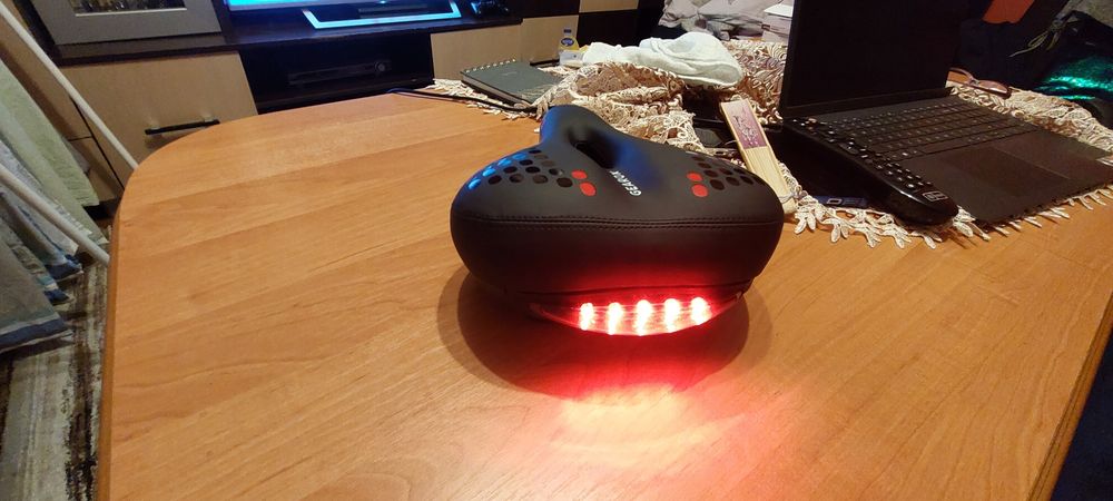 Siodelko do roweru żelowe z podświetleniem.