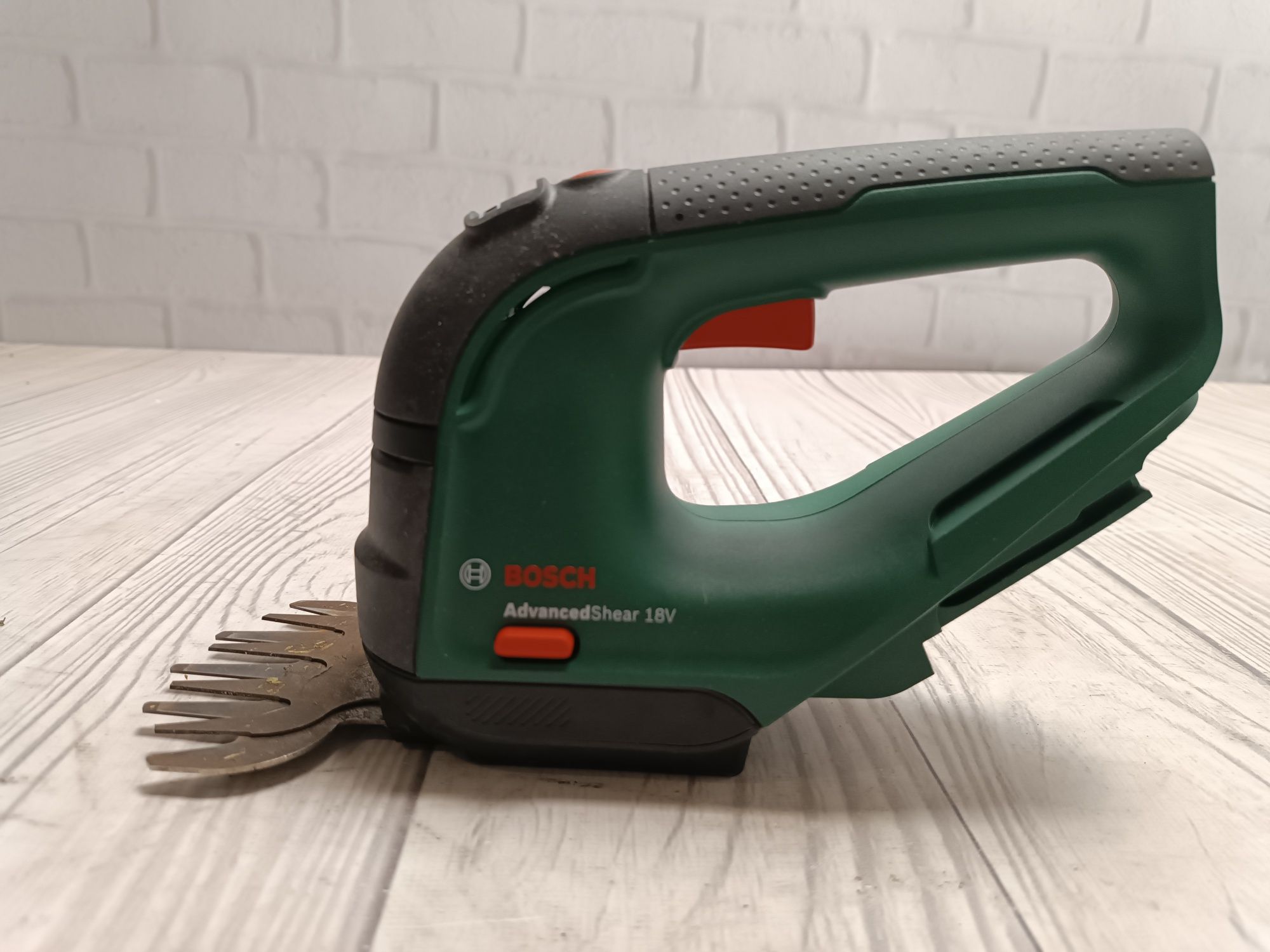 Bosch AdvancedShear 18V-10 акумуляторні садові ножиці