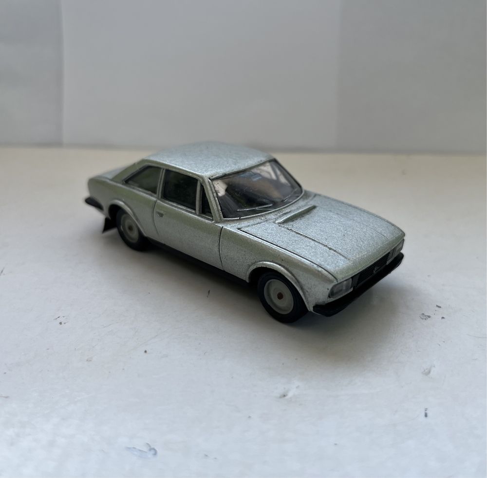 Model samochodu w skali 1:43 Peugeot 504 coupe