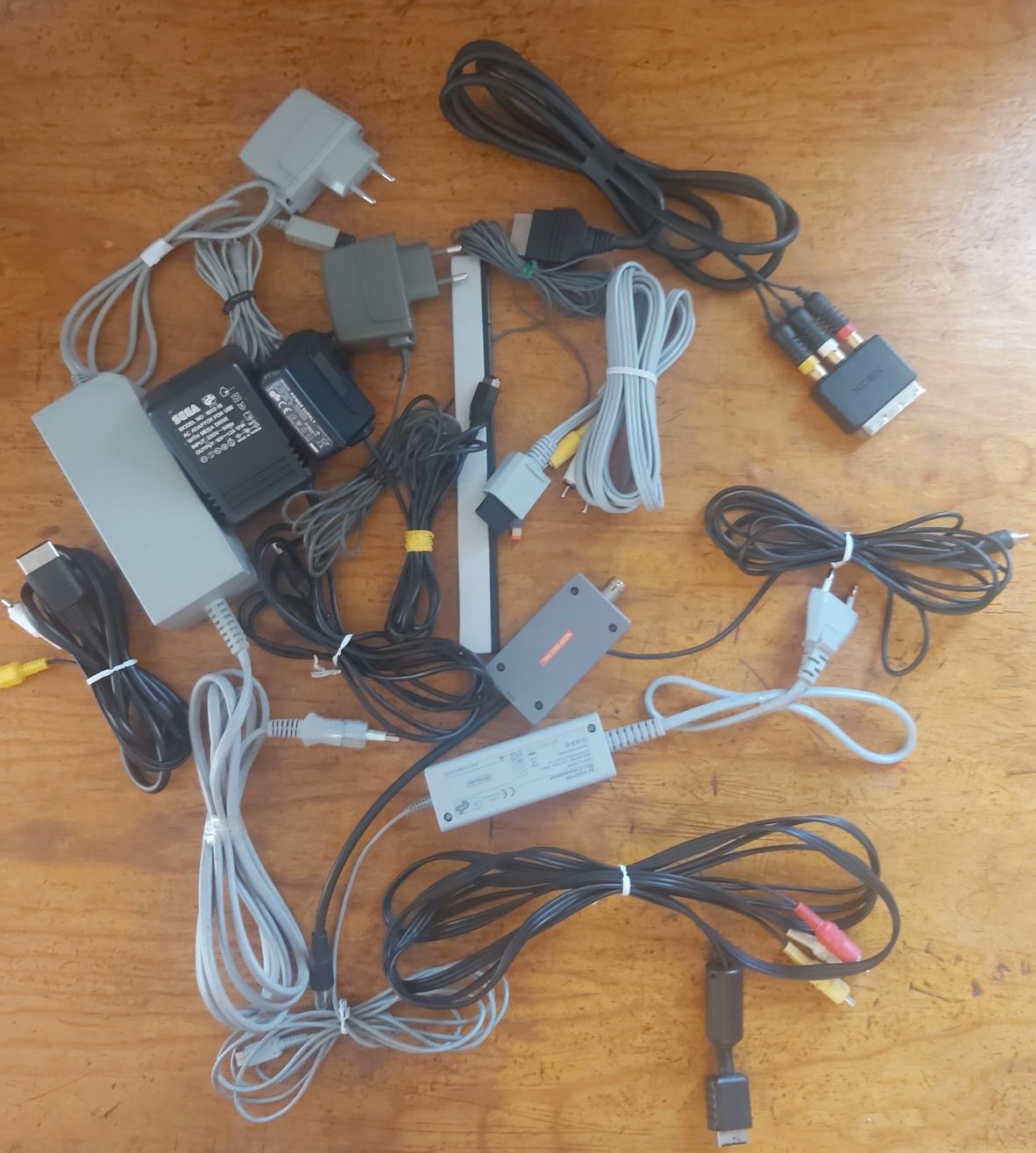 Carregadores manuais e panfletos de vários jogos e consolas.