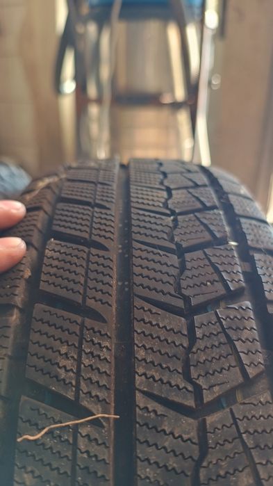 Резина, шини 185/60r15.