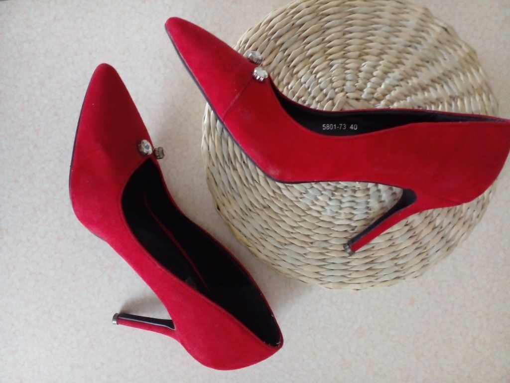 Туфлі класичні червоного кольору