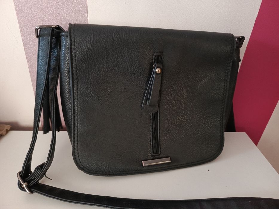 Czarna torebka listonoszka damska