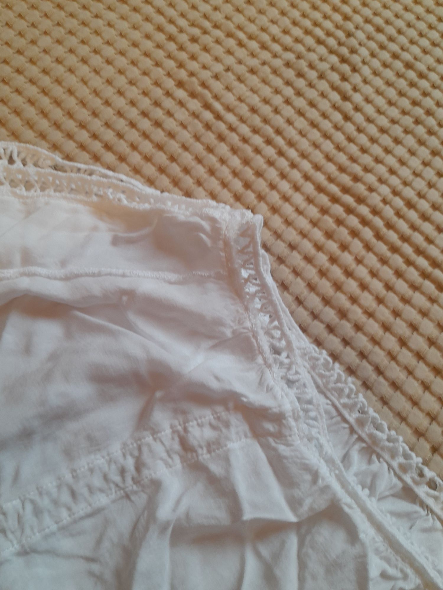 Bluzka biała bawełniana z odkrytymi ramionami z koronką roz.40-44