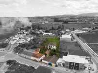 Moradia T8+2 com terraço, duas garagens e segunda habitação para recup
