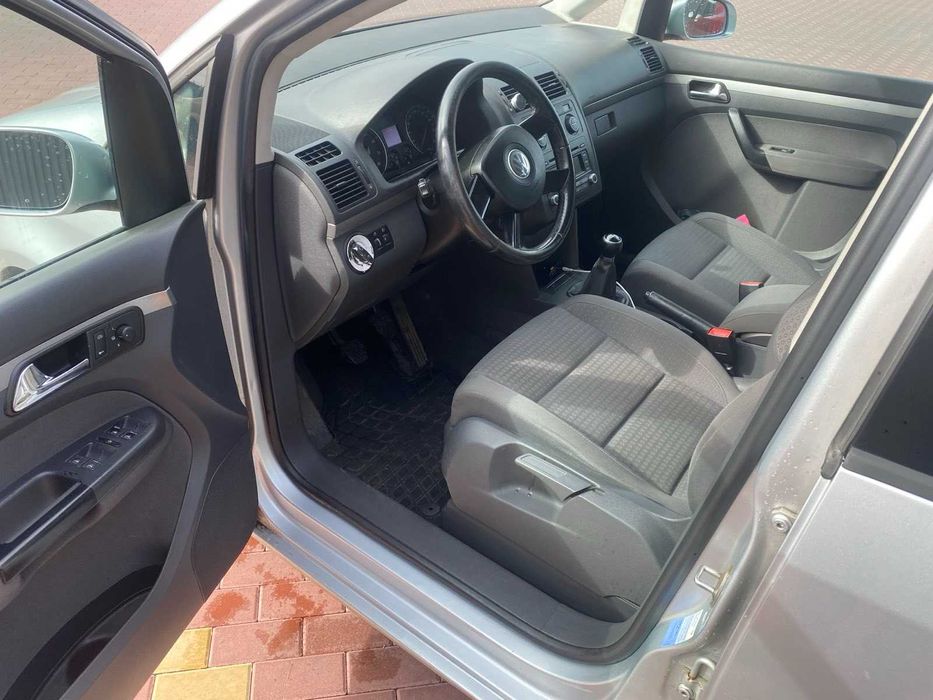 VW Touran 1,6 бензин,механіка 2004