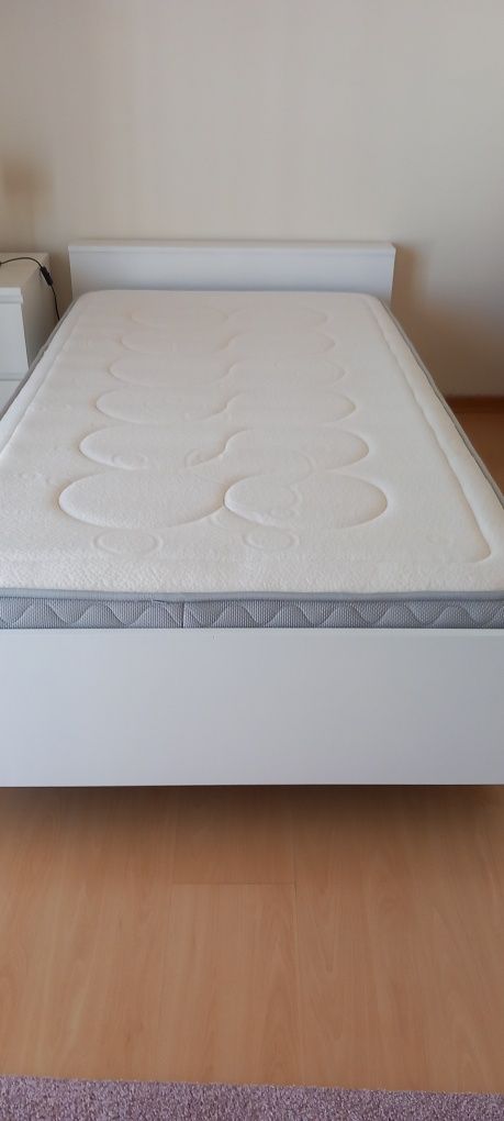 Cama com colchão viscoelástico e estrado