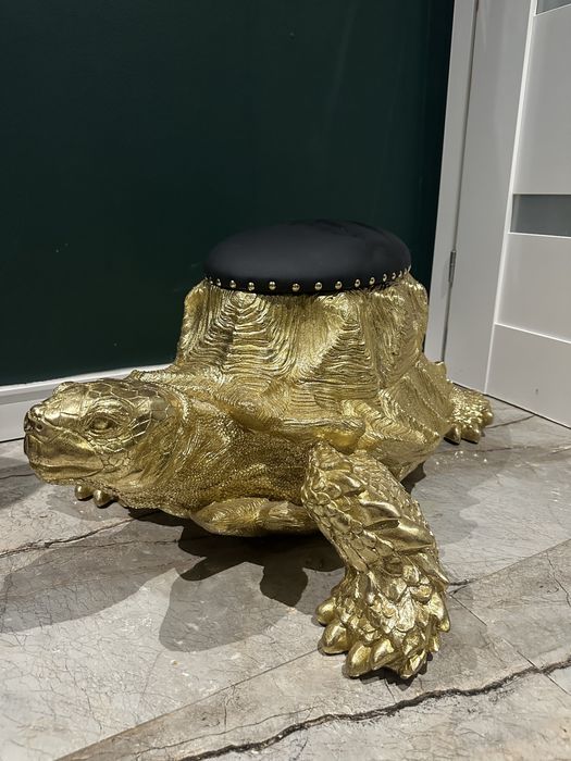 Designerska złota pufa w kształcie żółwia – unikatowy mebel!