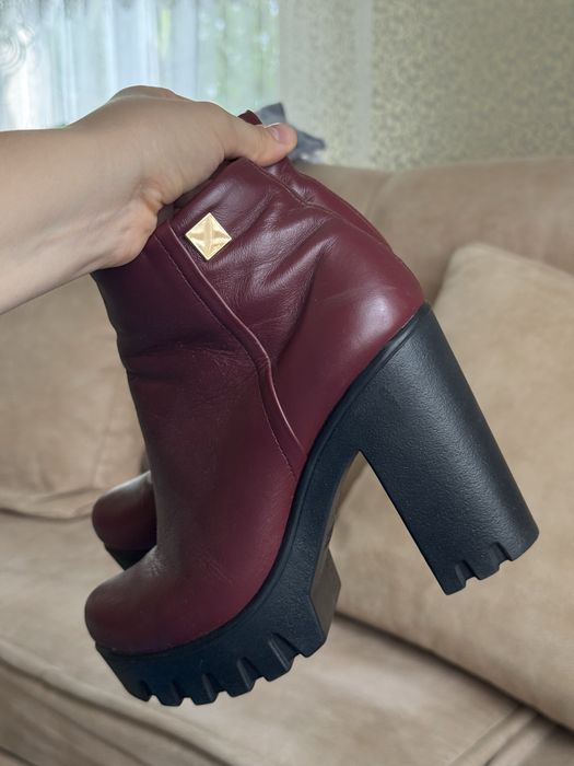 Бордові чобітки