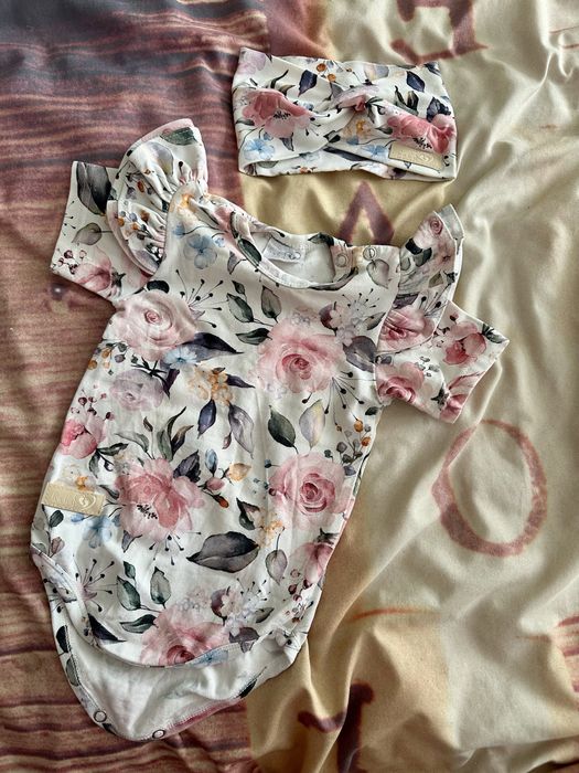 Przepiękny komplet niemowlęcy Baby in World 68/74 Body + opaska
