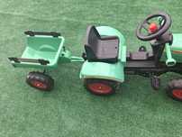 Traktor z przyczepa