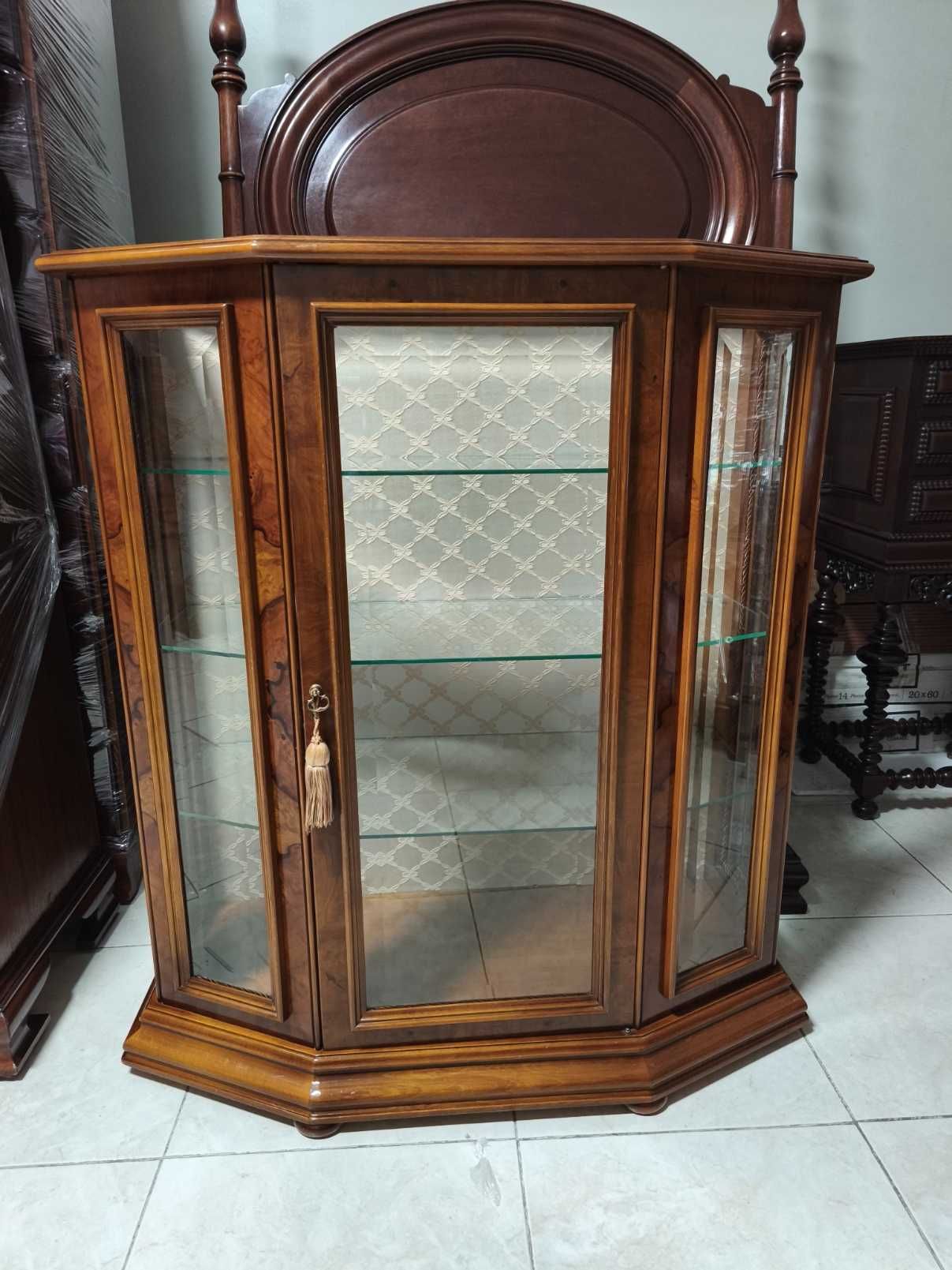 Vitrine em Raiz Nogueira