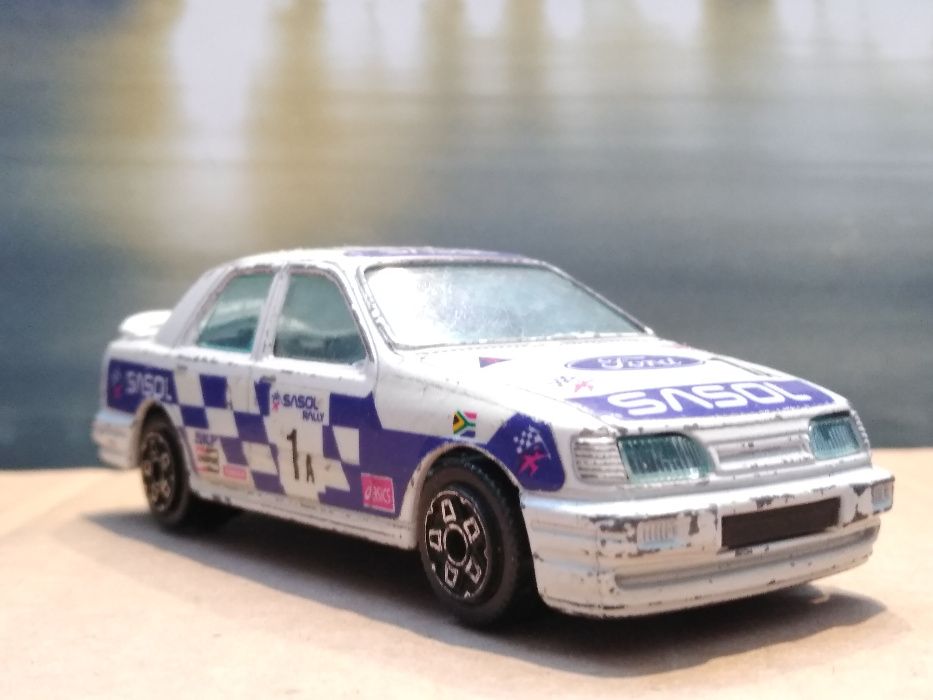 Stary model Burago Ford Sierra skala 1:43