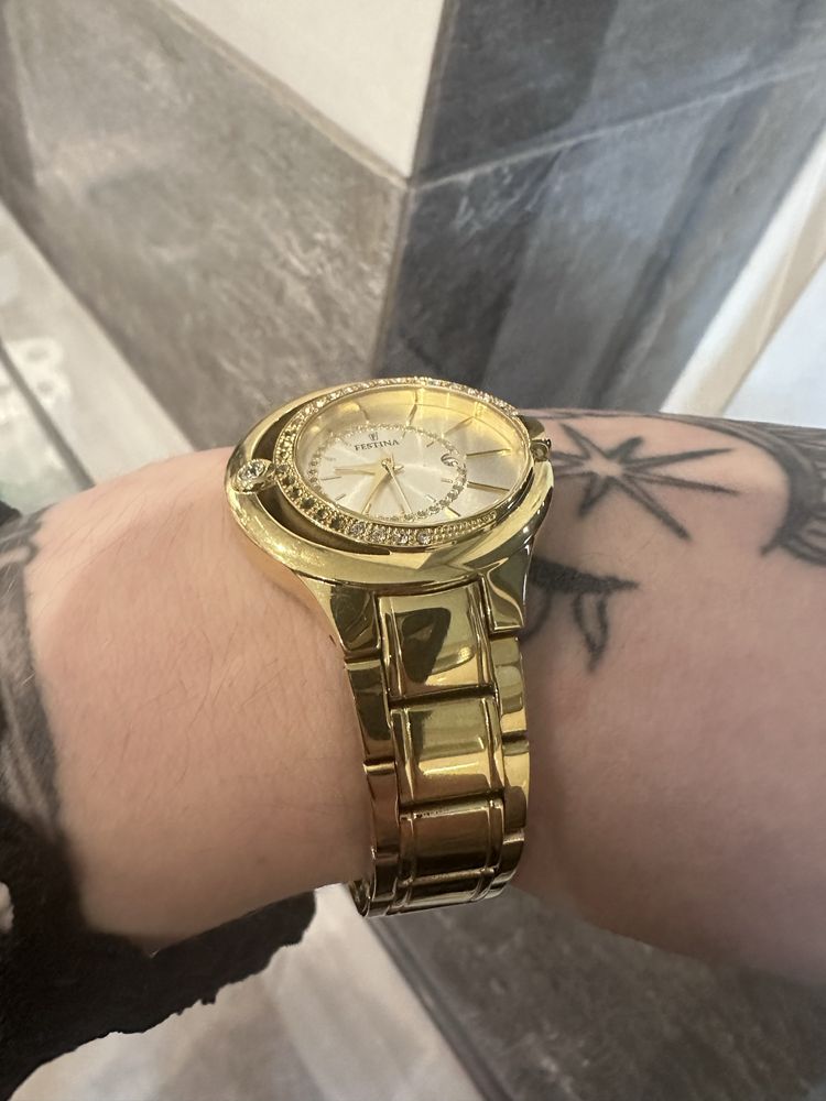 Zegarek elegancki złoty festina z funkcją datownika