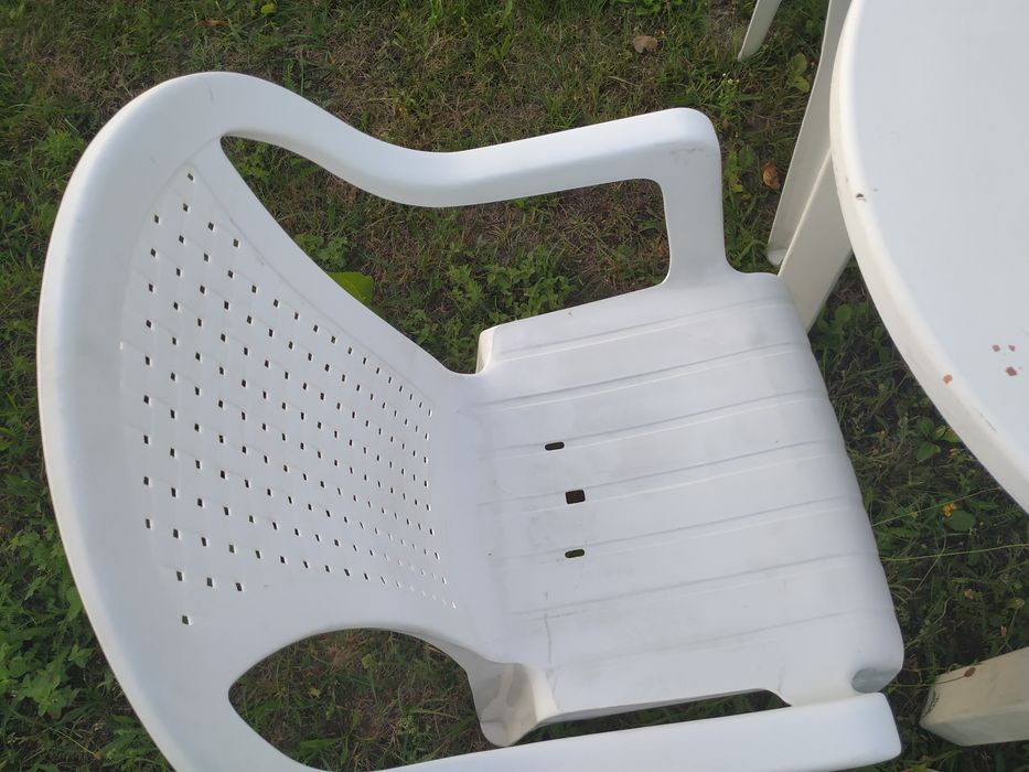 Okrągły plastikowy stół ogrodowy i krzesła zestaw