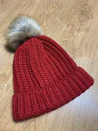 Czerwona zimowa czapka z pompknem damska Carry