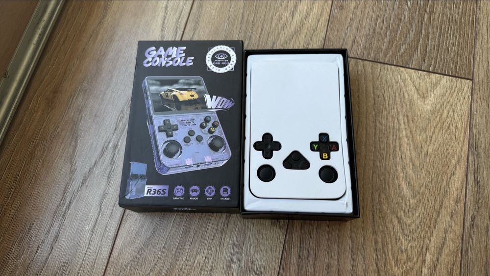 Konsola r36s nie nintendo z folia na wyświetlaczu