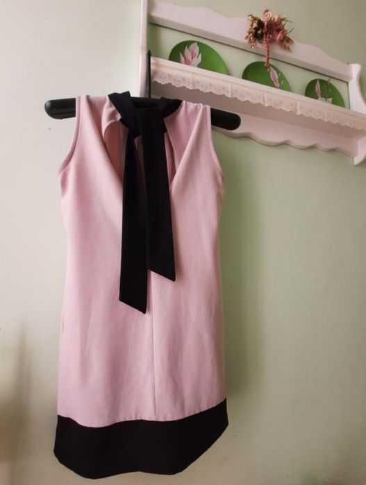 Рожева сукня з вирізом на спині