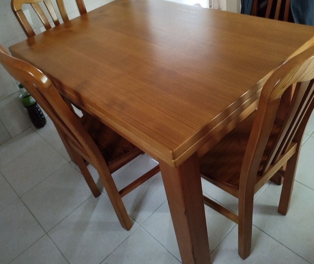 Mesa de madeira maciça com conjunto de cadeiras