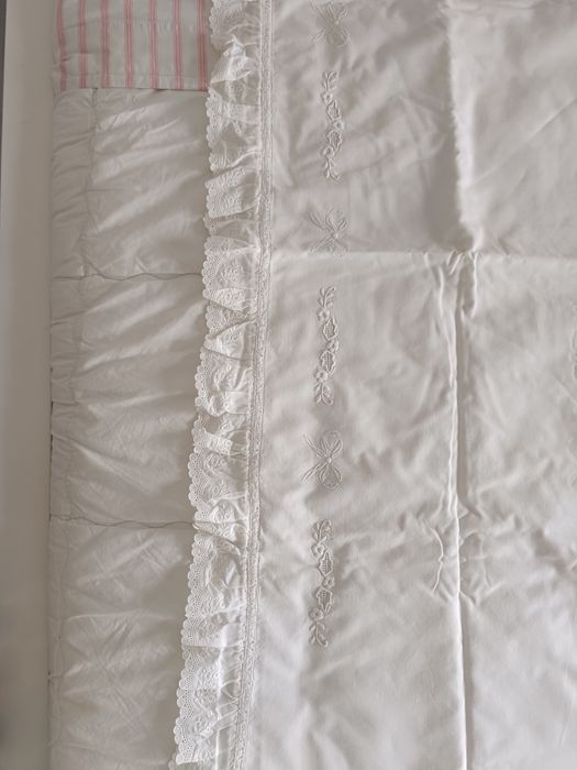 Lençol branco bordado para cama de bebé