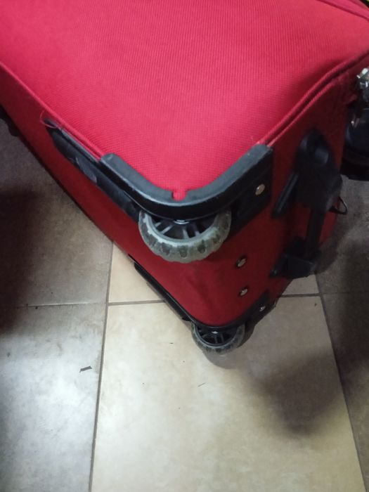 Продам два чемодана на колесах с выдвижной ручкой