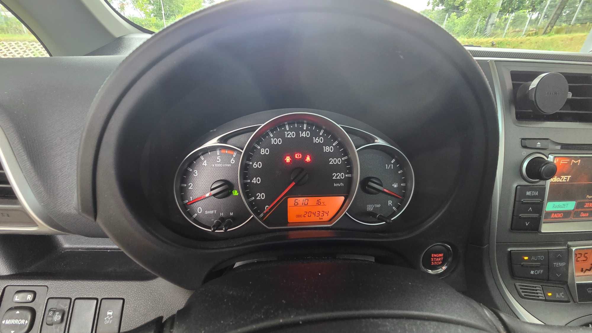 Toyota Verso S 1.4 d4d delikatnie uszkodzona, mozna jeżdzić!!!
