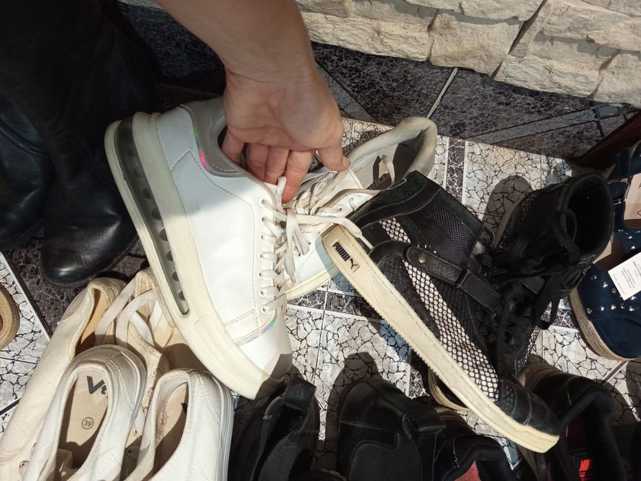 Buty 39 Puma  dziewczyna  i adidasy kremowe 2 pary 23zl.