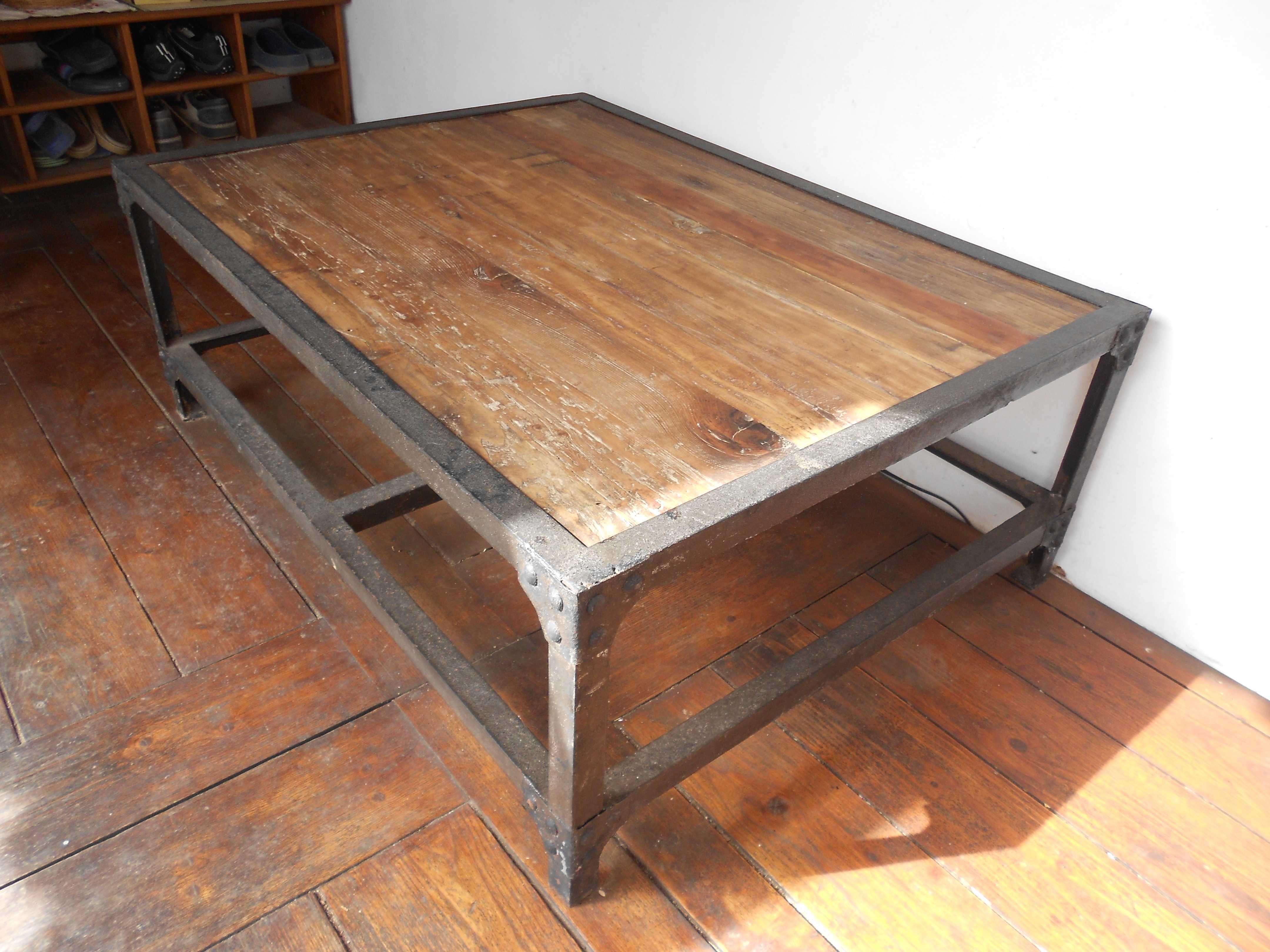 Mesa rustica de ferro e madeira