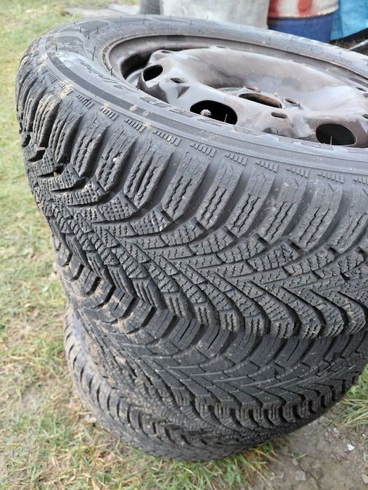 Opony zimowe 185/60/14 zeszłoroczne, bieżnik 8mm, felgi gratis