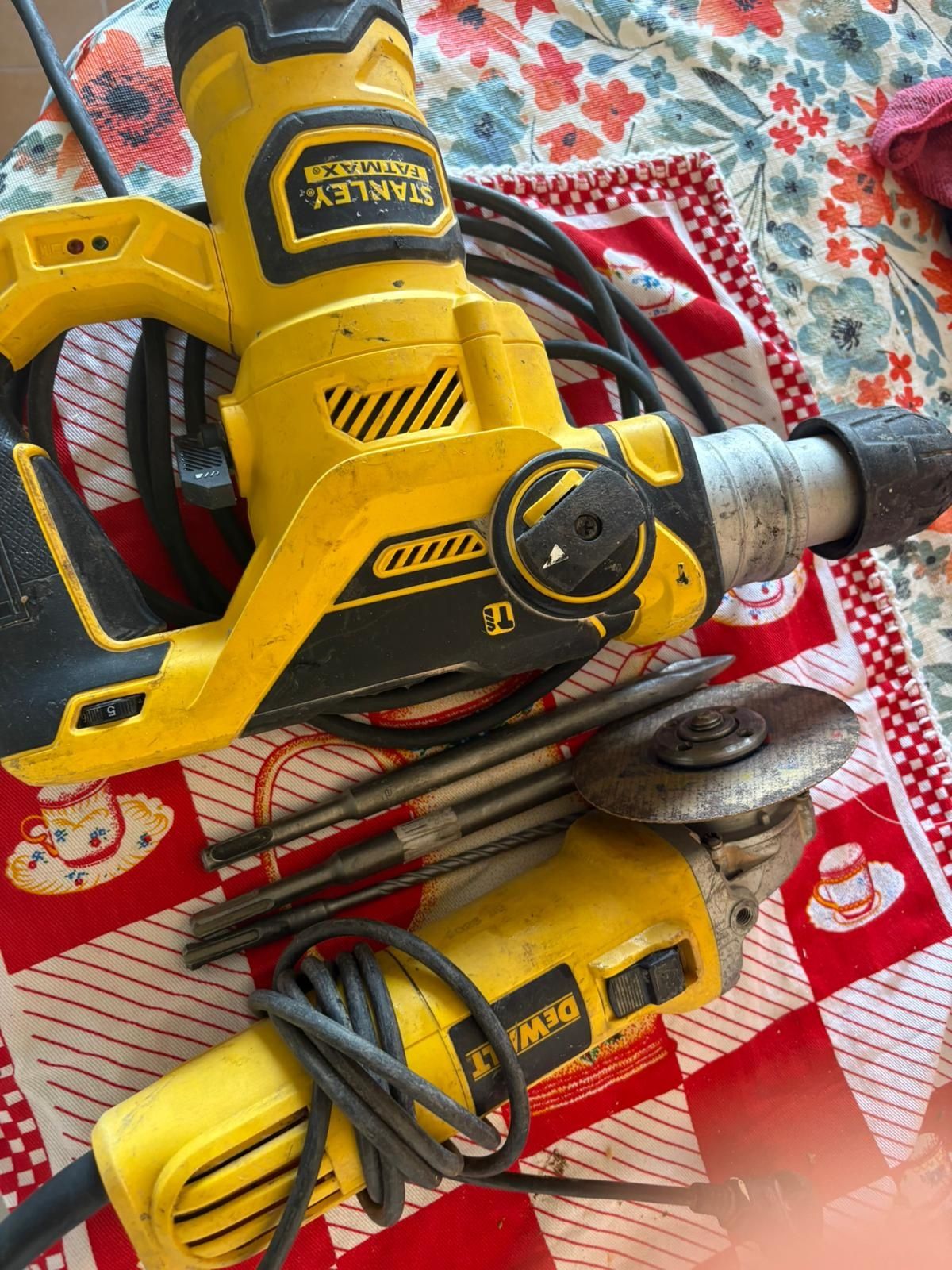 Martelo Stanley fatmax e rebarbadora Dewalt