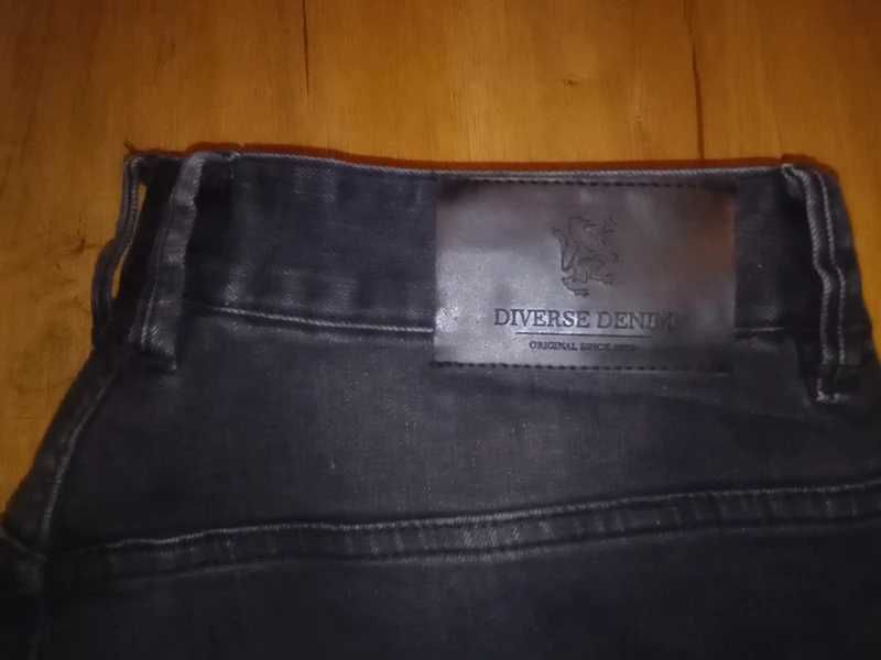 Czarne jeansy Diverse