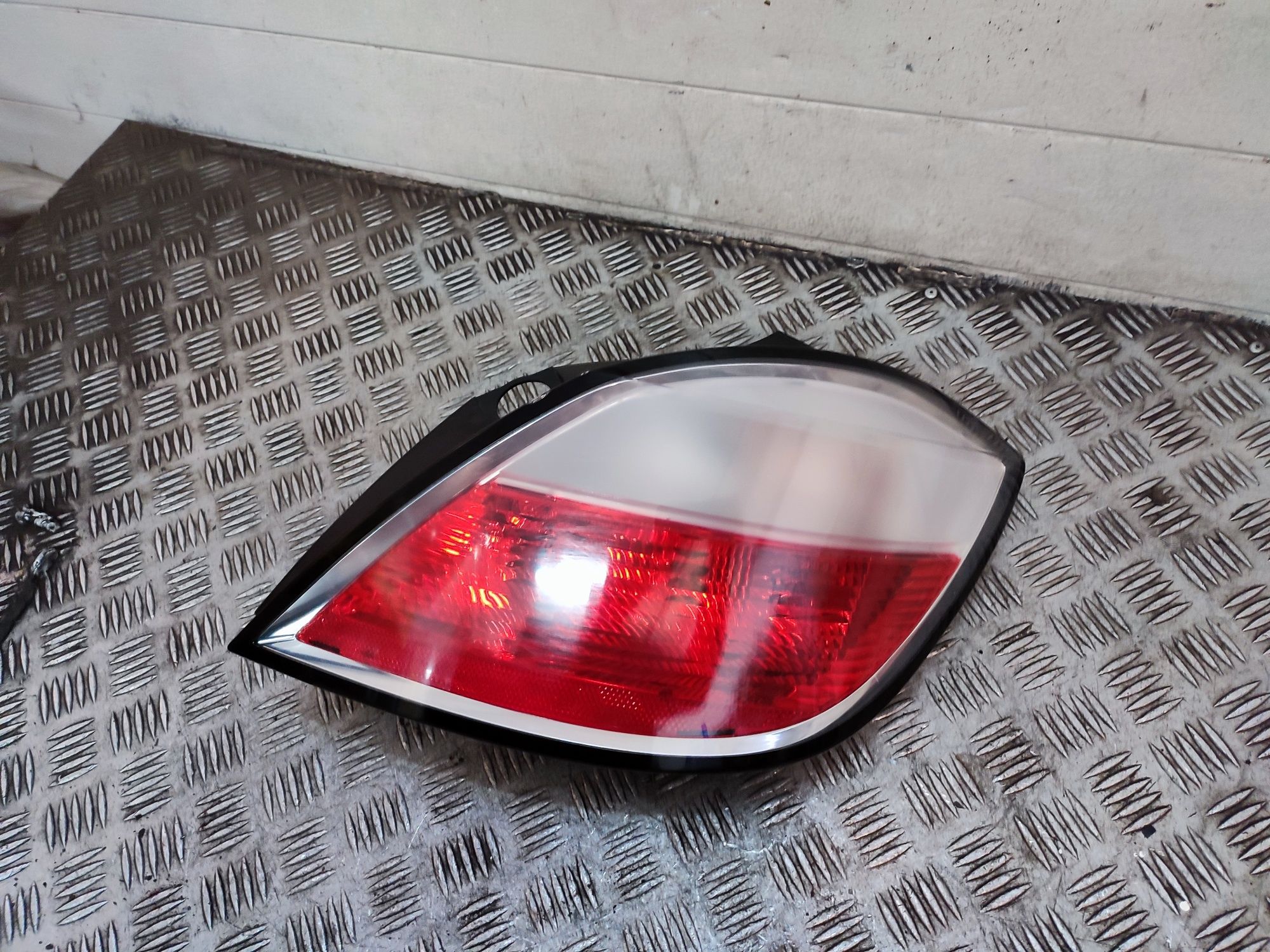 Opel Astra III H hatchback 5d lampa prawa prawy tył tylna