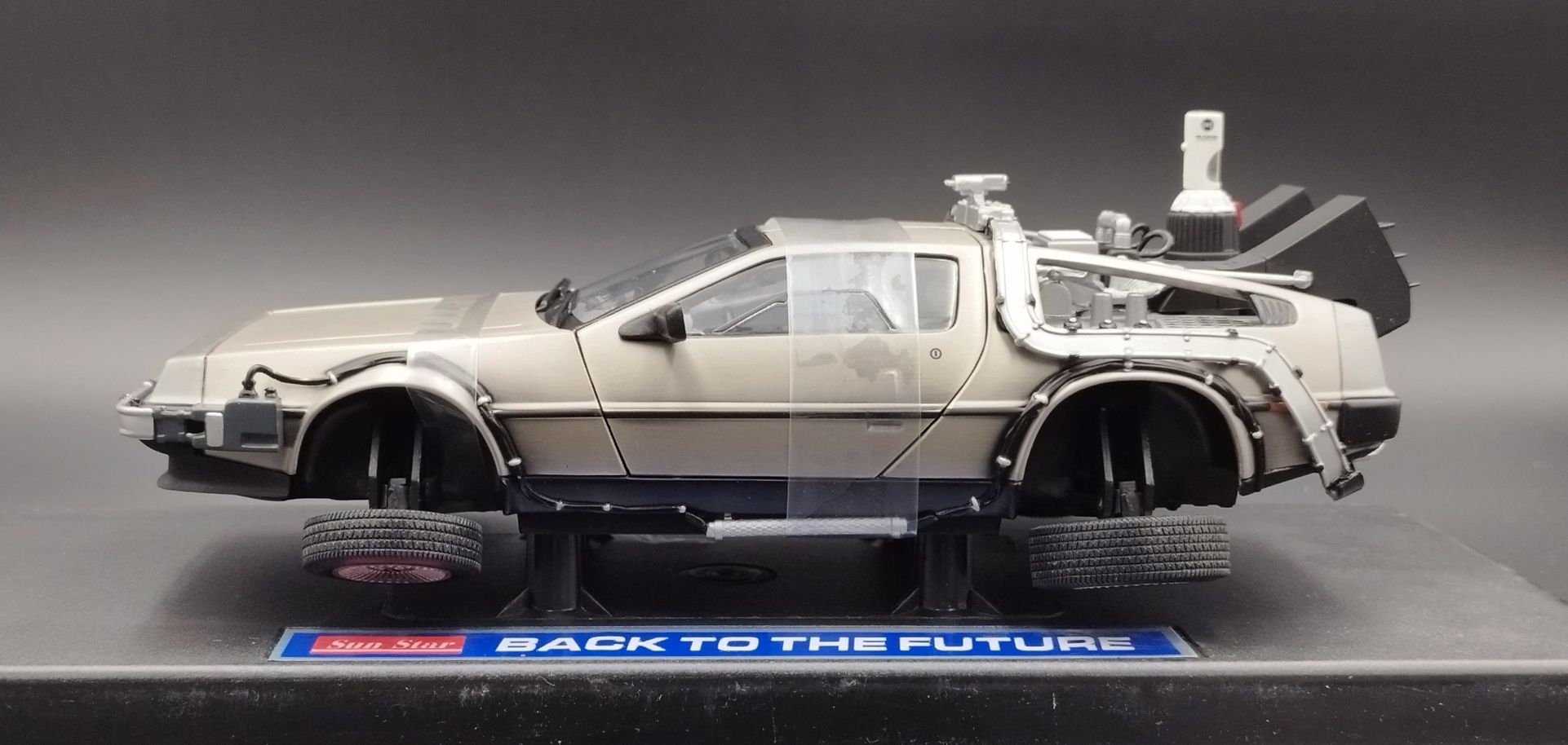 1:18 Sun Star Flying DeLorian Back to The Future -Time Machine model