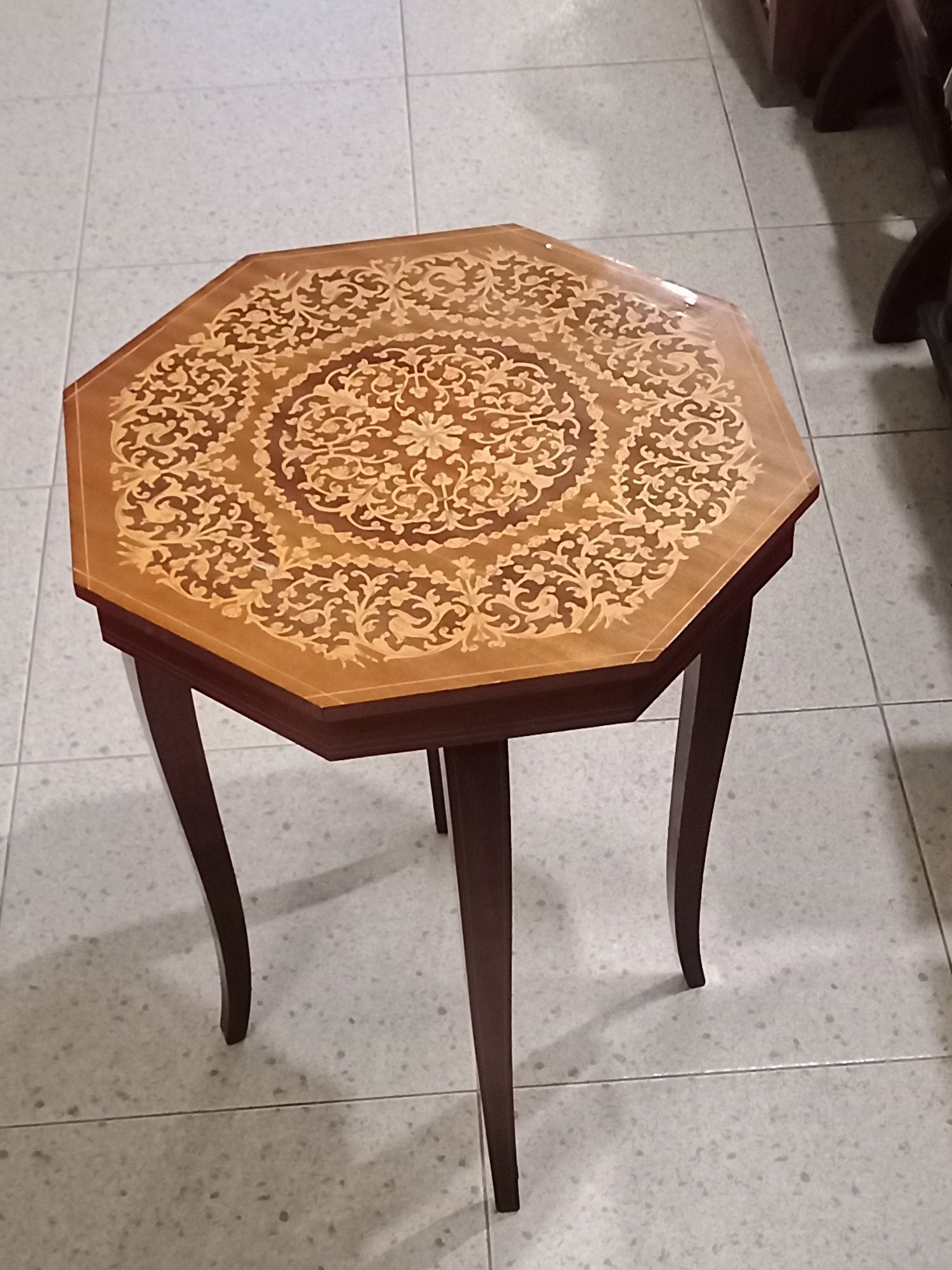 Mesa de costura antiga ou costureirinha com musica