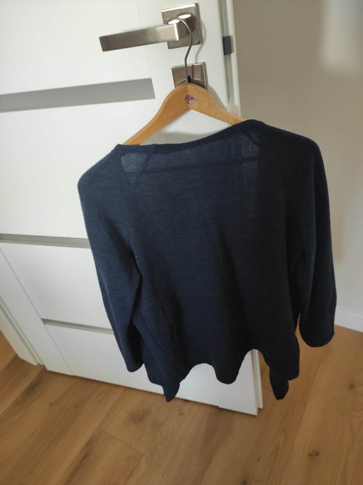 Granatowy sweter narzutka