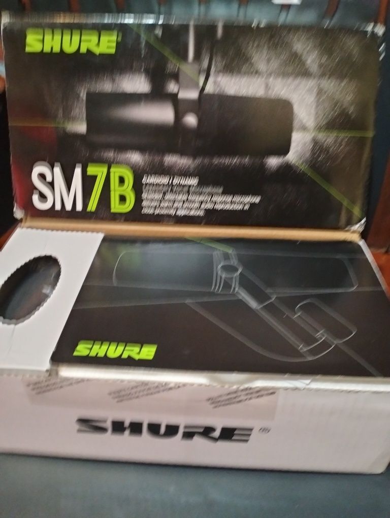 Microfone profissional da marca Shure SM 7B