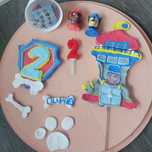 Ozdoby na tort z modeliny.