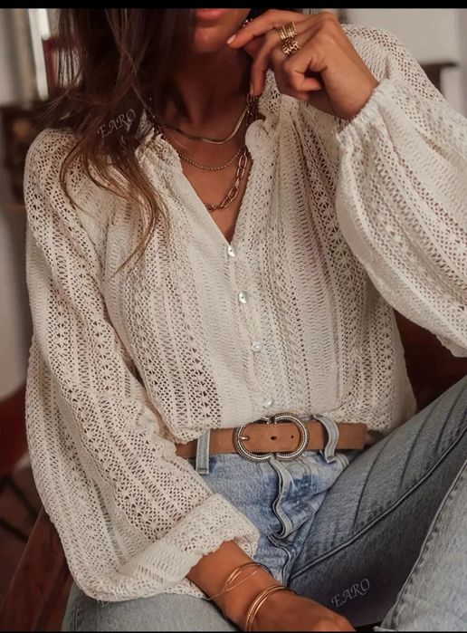 Блуза з довгими рукавами та V- подібним вирізом та гудзиками