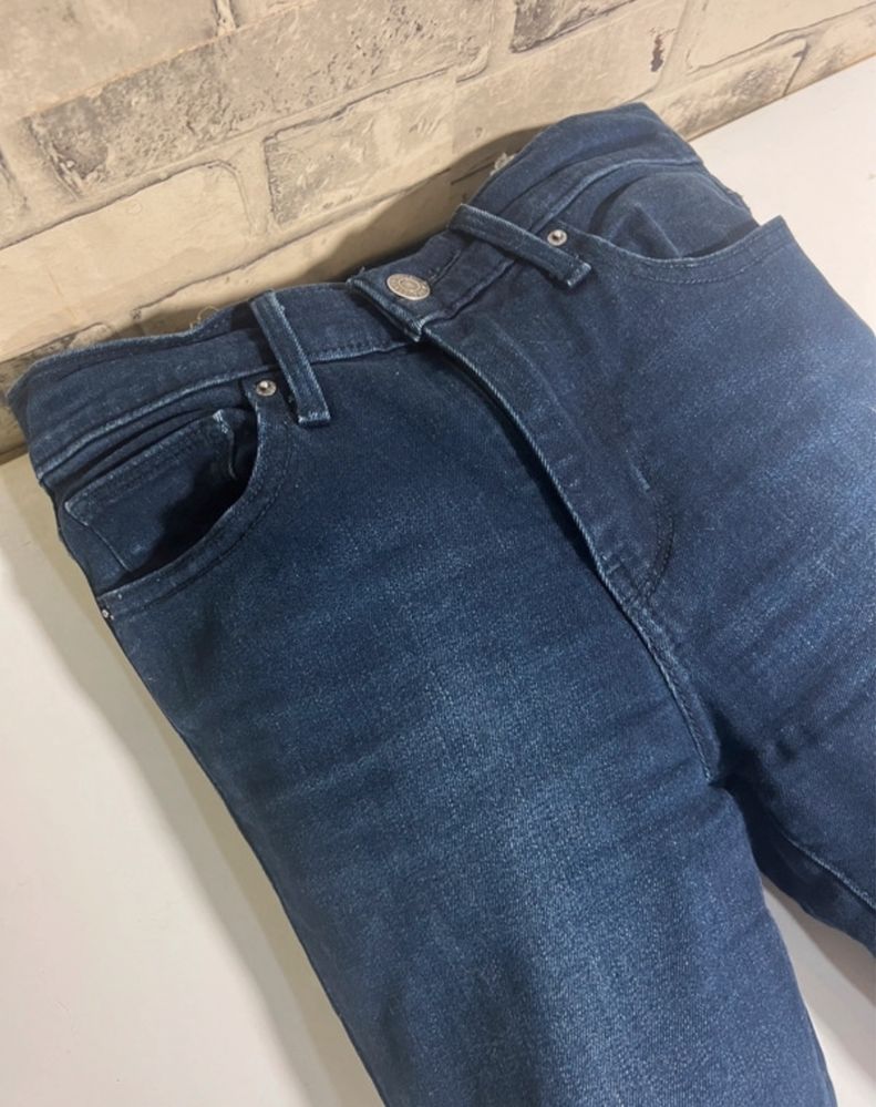 Piękne damskie spodnie dżinsy Levis slim fit granat rozmiar 27