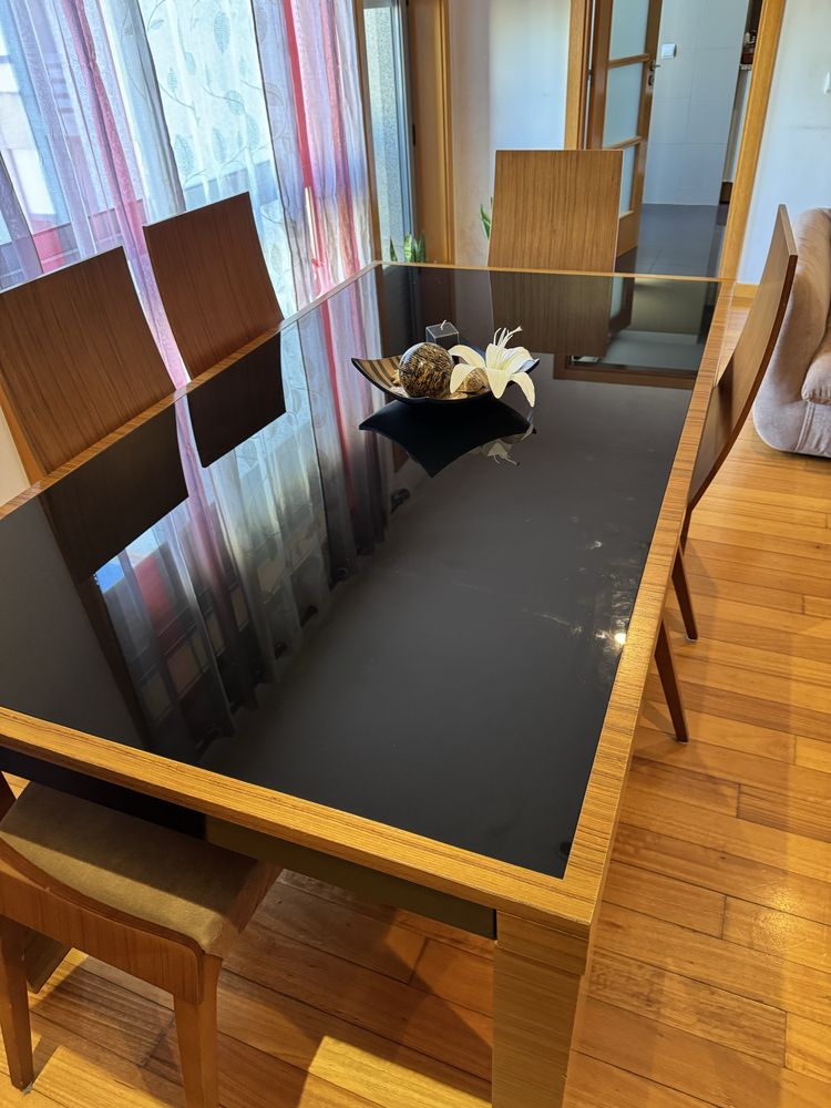 Mesa de sala de jantar com 4 cadeiras