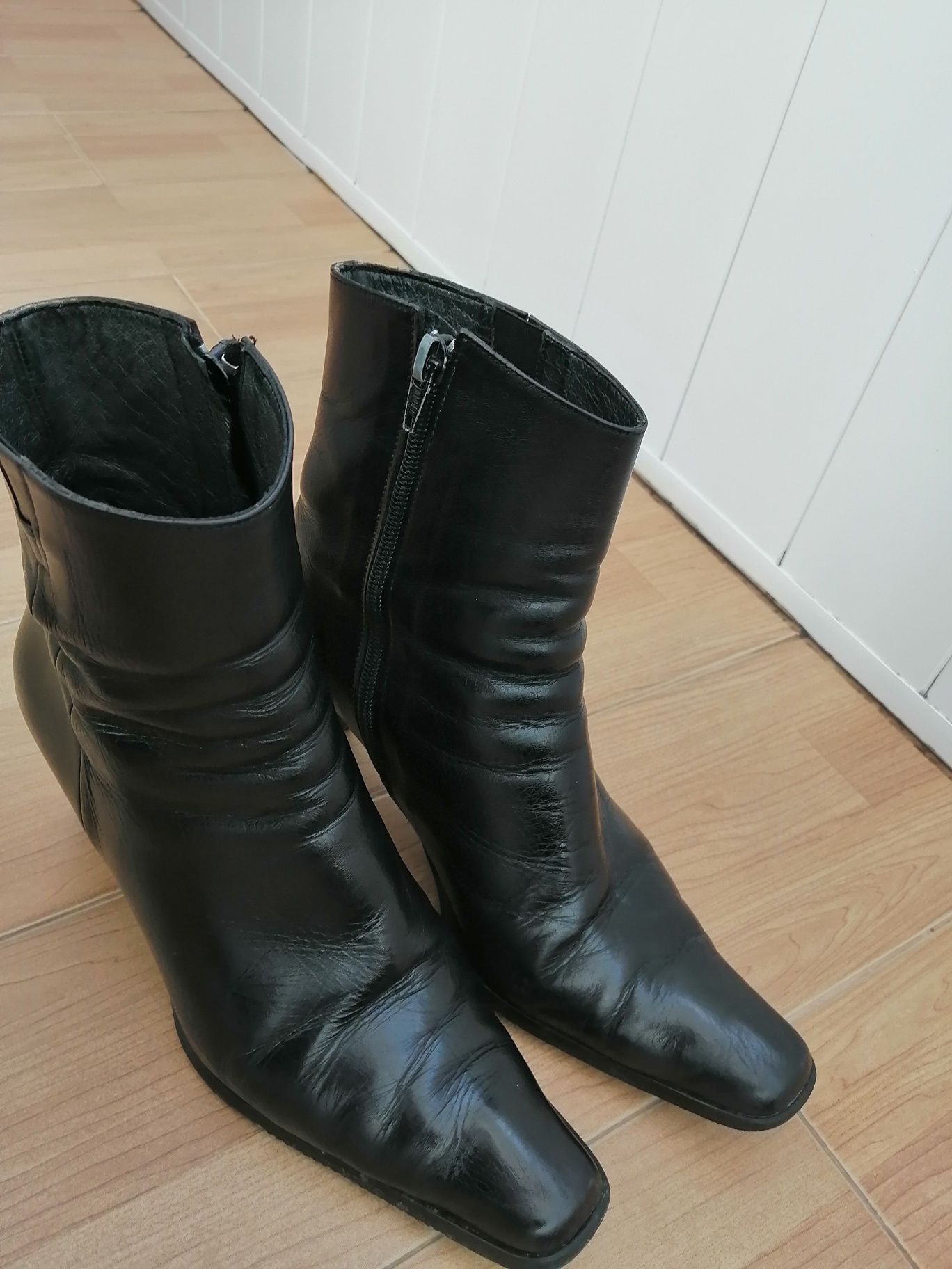 Botas de senhora todas em pele na cor preta
