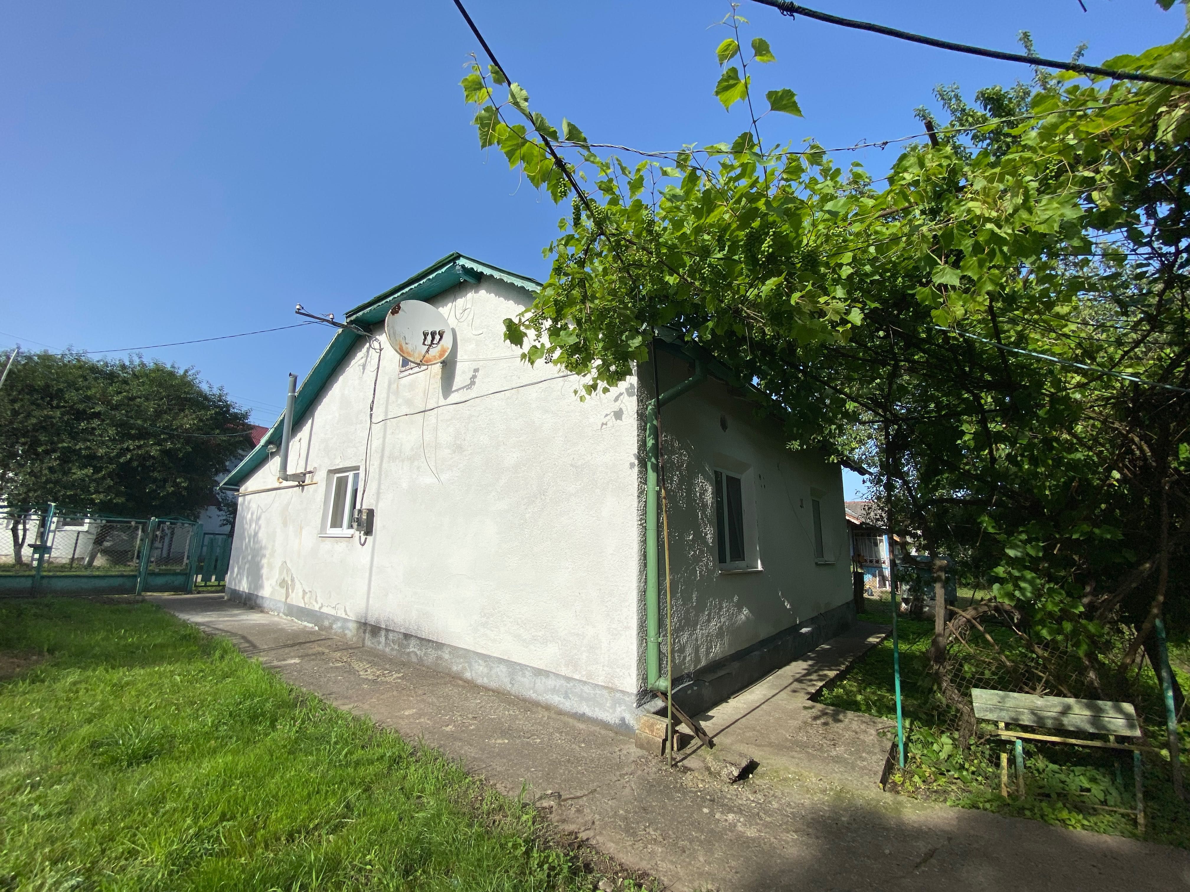 Будинок з ділянкою