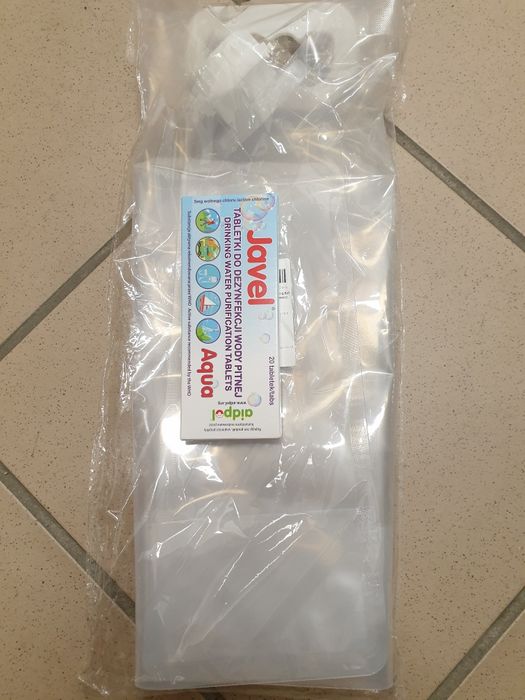 Zestaw survivalowy.  Worek na wodę i  tabletki do uzdatniania wody.